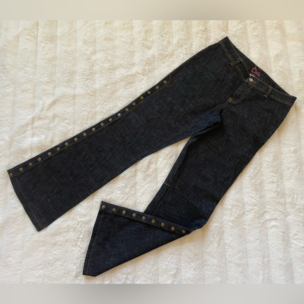 Cache Jeans.